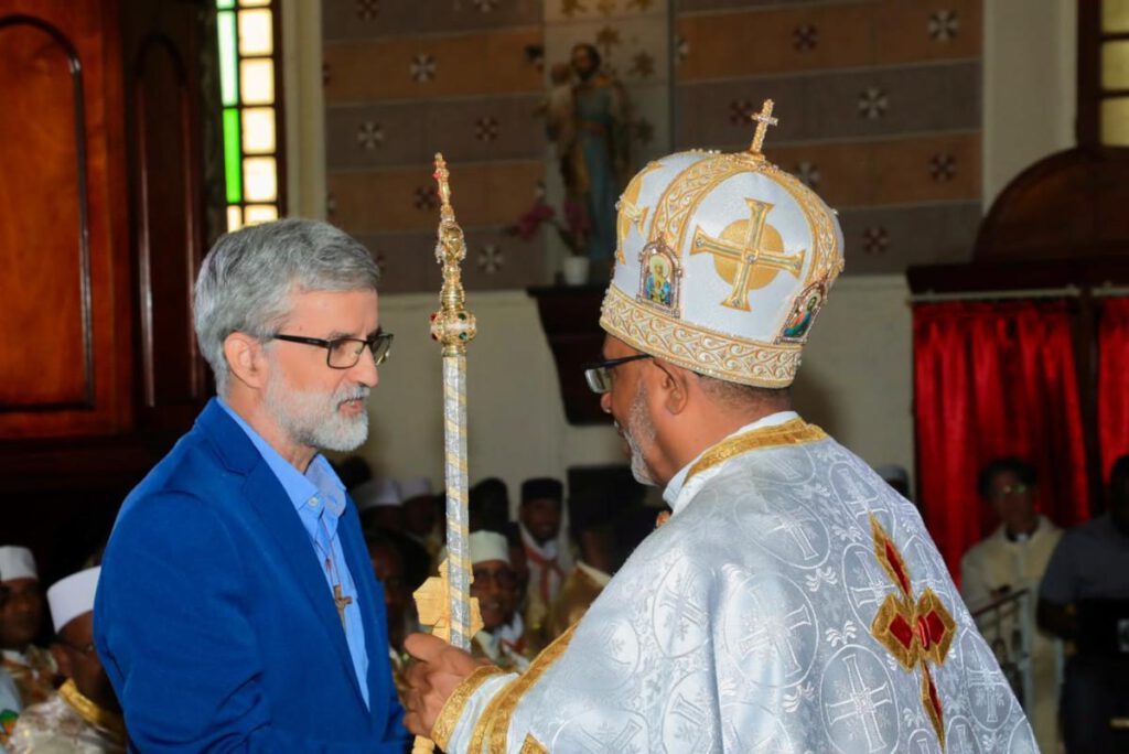 Bruder Alberto Lamana gratuliert Mons. Tesfaye zur Amtseinführung als Erzbischof von Addis Abeba